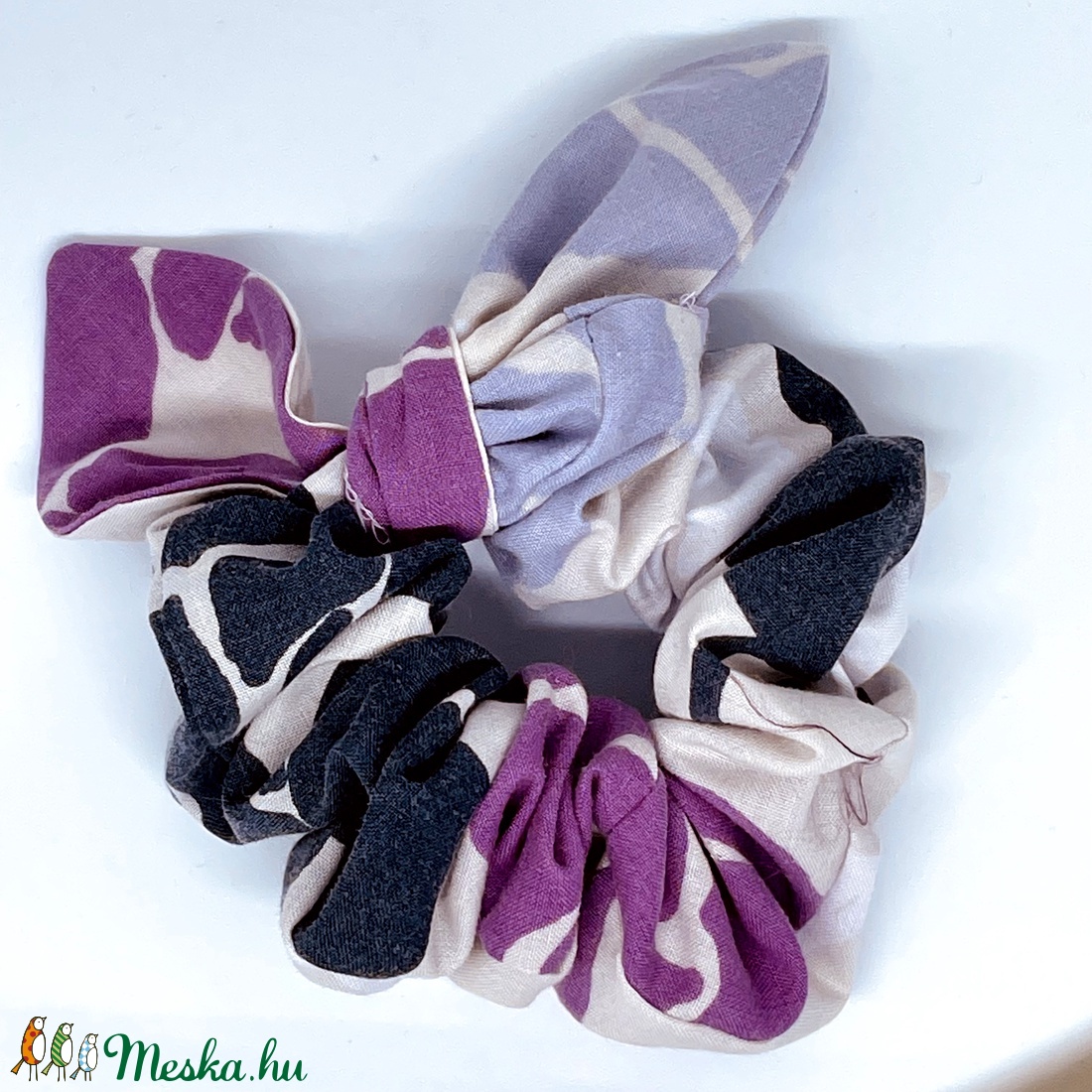 Textil scrunchie hajgumi, M nyuszifüles - lila nagyvirágos - ruha & divat - hajdísz & hajcsat - hajgumi - Meska.hu