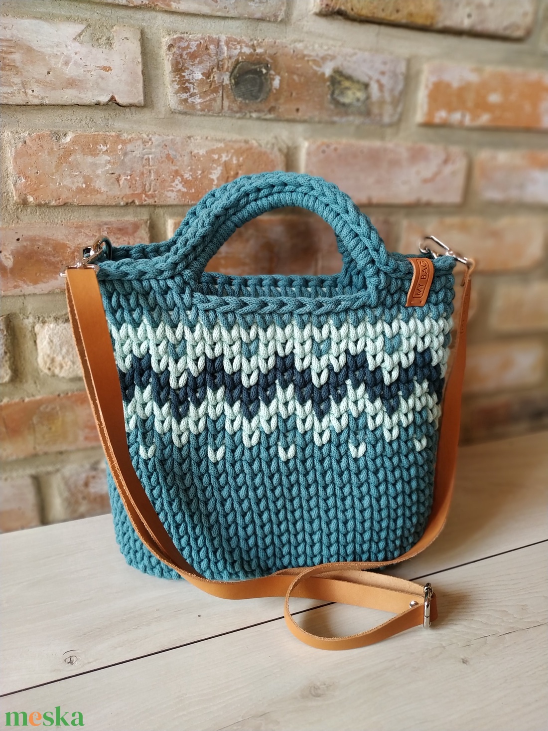 Horgolt női crossbody táska teal színben bőr vállpánttal - Cikk-cakk mintával - BIG - táska & tok - kézitáska & válltáska - vállon átvethető táska - Meska.hu