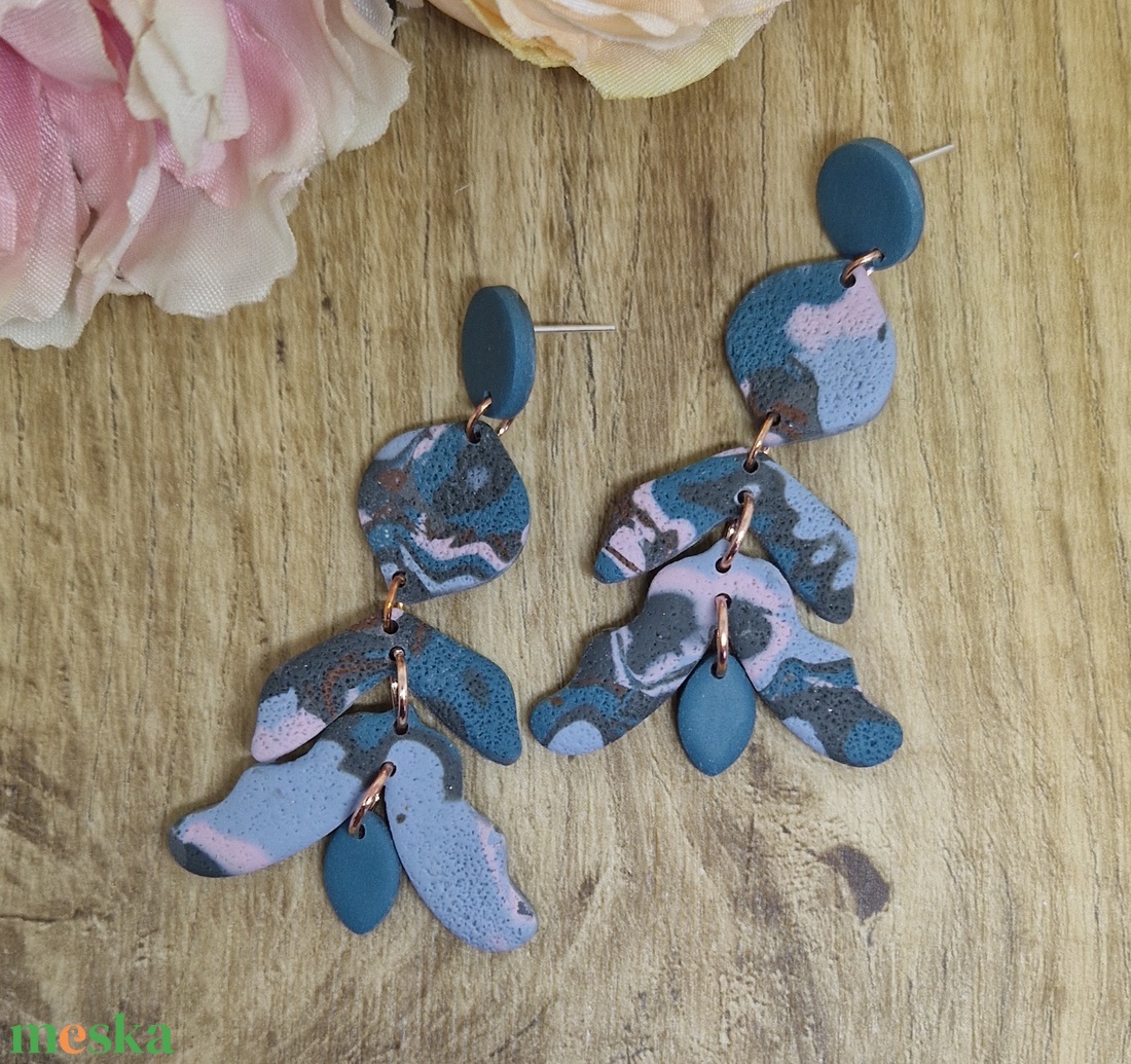 Márvány hatású mintás, pink, kék, szürke, zöld hosszú süthető gyurma fülbevaló. Polymer clay. - ékszer - fülbevaló - lógó fülbevaló - Meska.hu