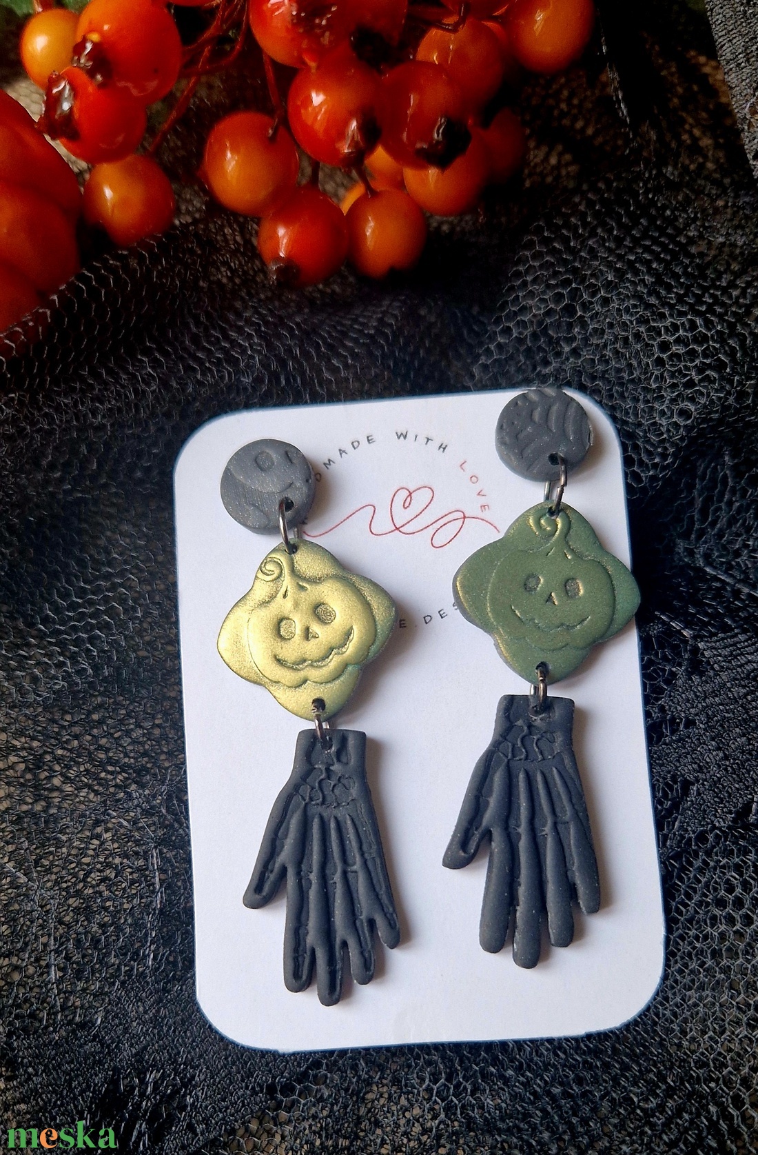 Halloween tök és csontváz mintás hosszú logós fülbevaló. Fekete és zöldesarany színekkel. Polymer clay. Ajándék nőknek. - ékszer - fülbevaló - lógó fülbevaló - Meska.hu