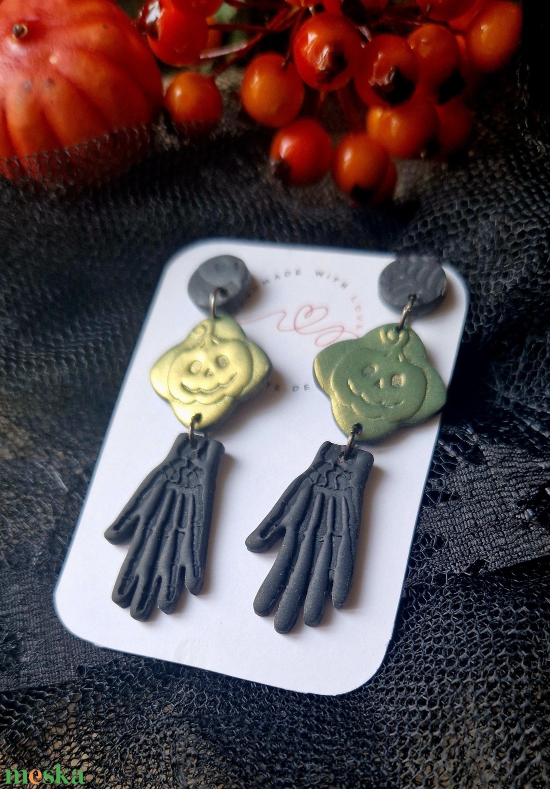 Halloween tök és csontváz mintás hosszú logós fülbevaló. Fekete és zöldesarany színekkel. Polymer clay. Ajándék nőknek. - ékszer - fülbevaló - lógó fülbevaló - Meska.hu