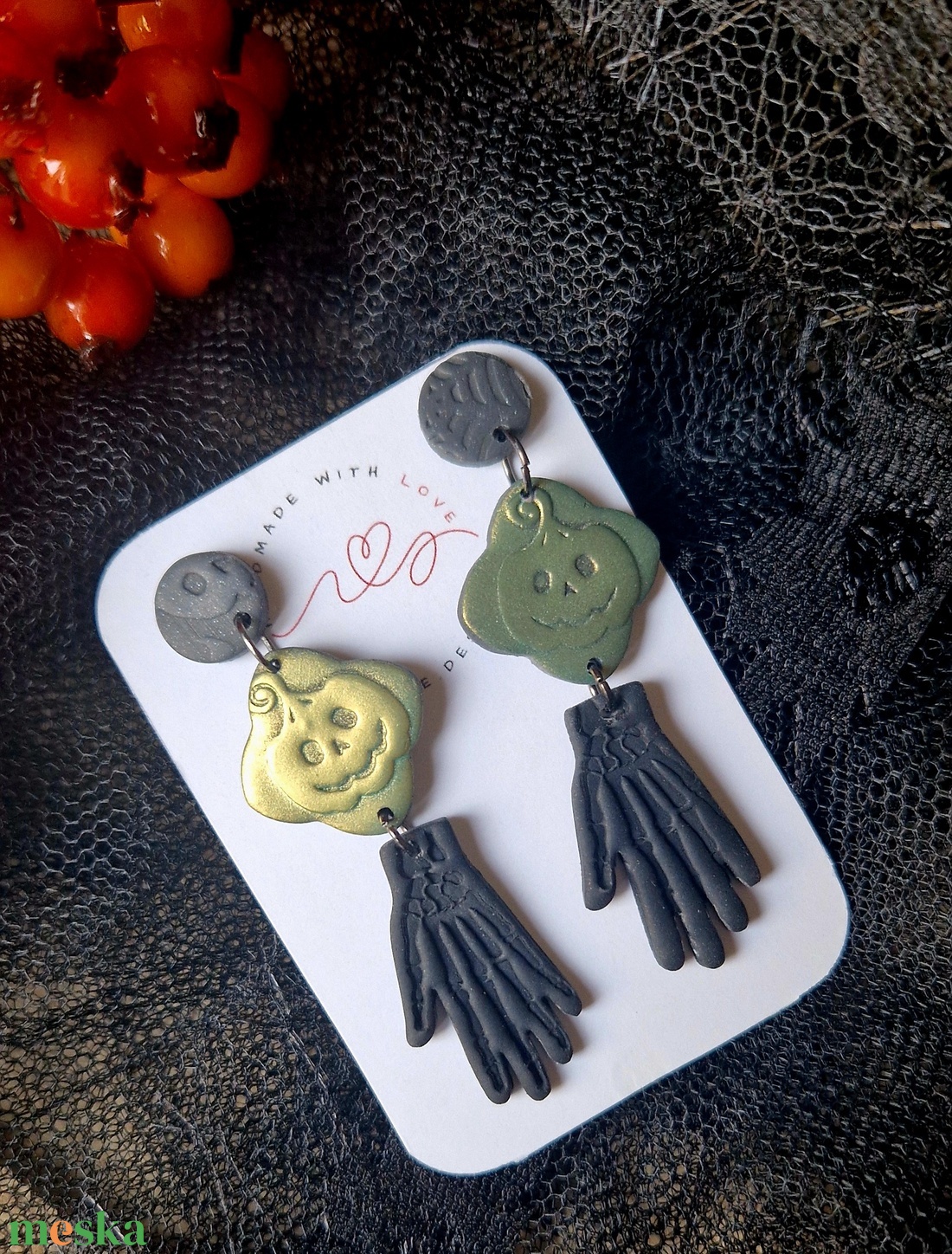 Halloween tök és csontváz mintás hosszú logós fülbevaló. Fekete és zöldesarany színekkel. Polymer clay. Ajándék nőknek. - ékszer - fülbevaló - lógó fülbevaló - Meska.hu