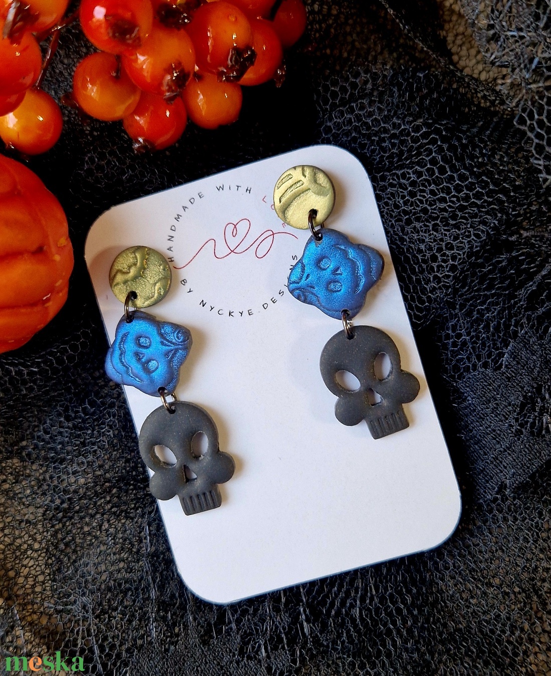 Halloween koponya fityegős, tök és denevér mintás logós fülbevaló. Polymer clay. Ajándék nőknek. - otthon & lakás - dekoráció - halloween - halloweeni ékszerek - Meska.hu