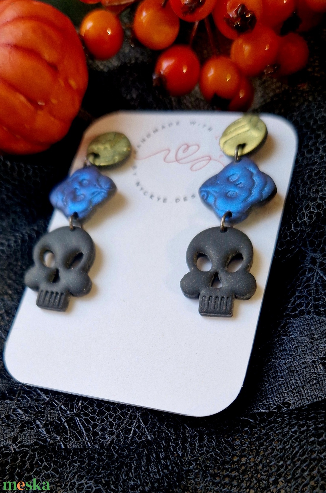 Halloween koponya fityegős, tök és denevér mintás logós fülbevaló. Polymer clay. Ajándék nőknek. - otthon & lakás - dekoráció - halloween - halloweeni ékszerek - Meska.hu