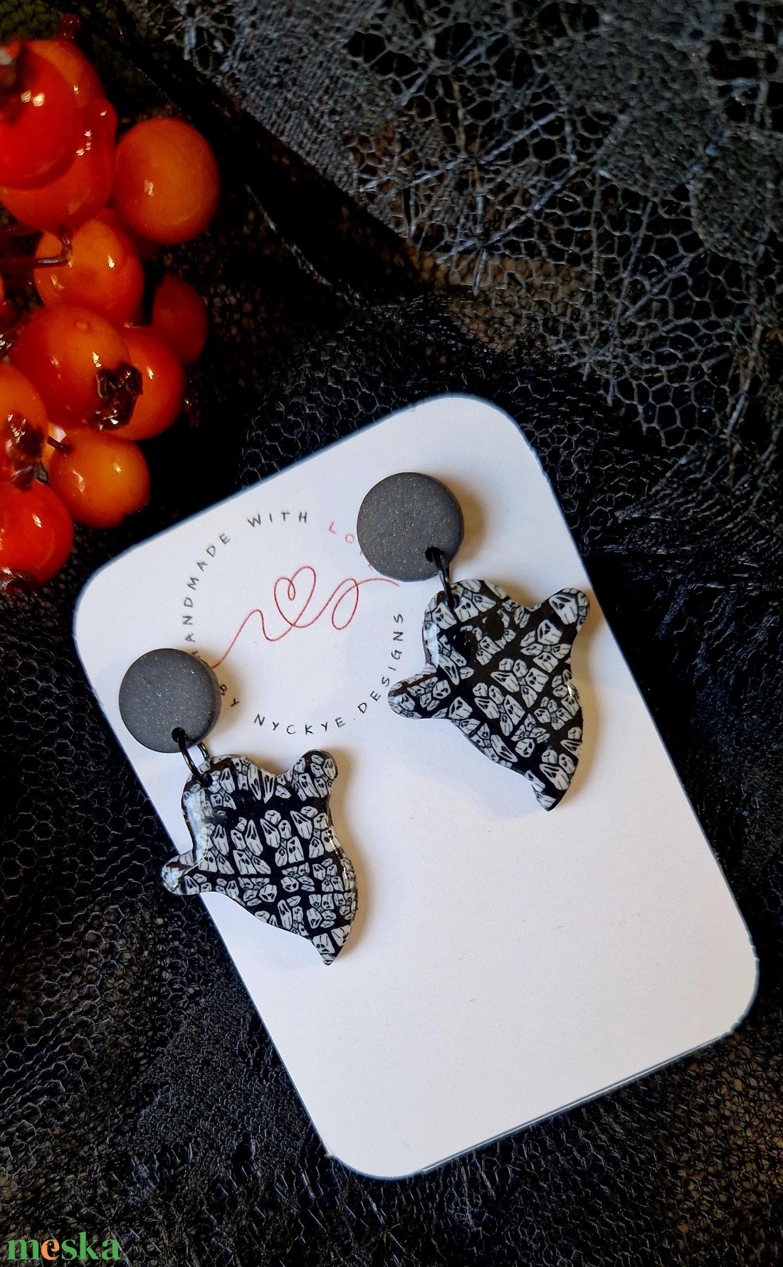 Halloween kicsi szellem logós mintás fülbevaló. Polymer clay. Ajándék nőknek. - ékszer - fülbevaló - lógó fülbevaló - Meska.hu