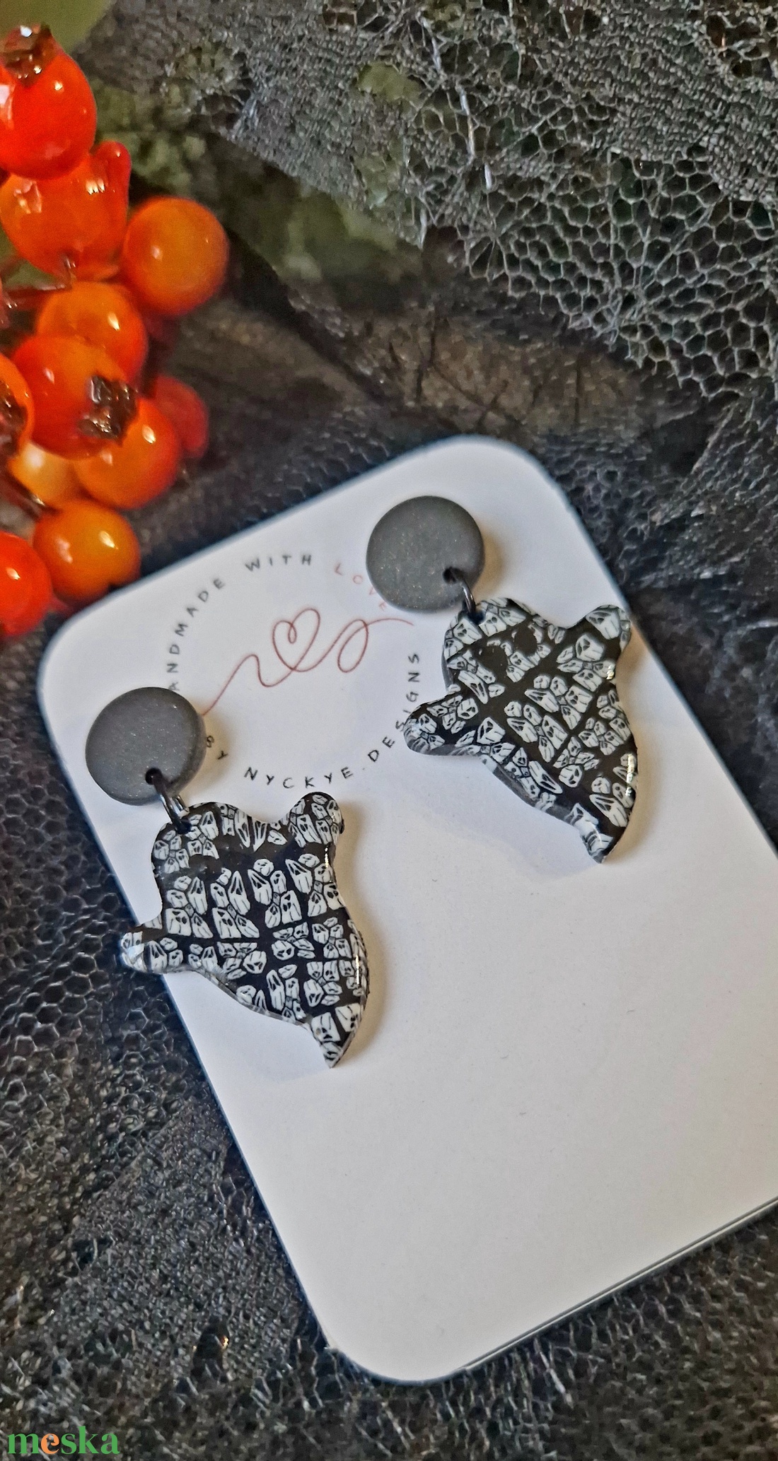 Halloween kicsi szellem logós mintás fülbevaló. Polymer clay. Ajándék nőknek. - ékszer - fülbevaló - lógó fülbevaló - Meska.hu