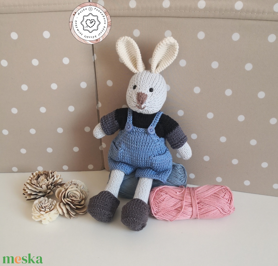 Nyuszi játékbaba, kötött amigurumi, öltöztethető fiú nyuszóka figura, kötött levehető nadrág, cipő, pulóverrel - játék & sport - baba & babaház - öltöztethető baba - Meska.hu