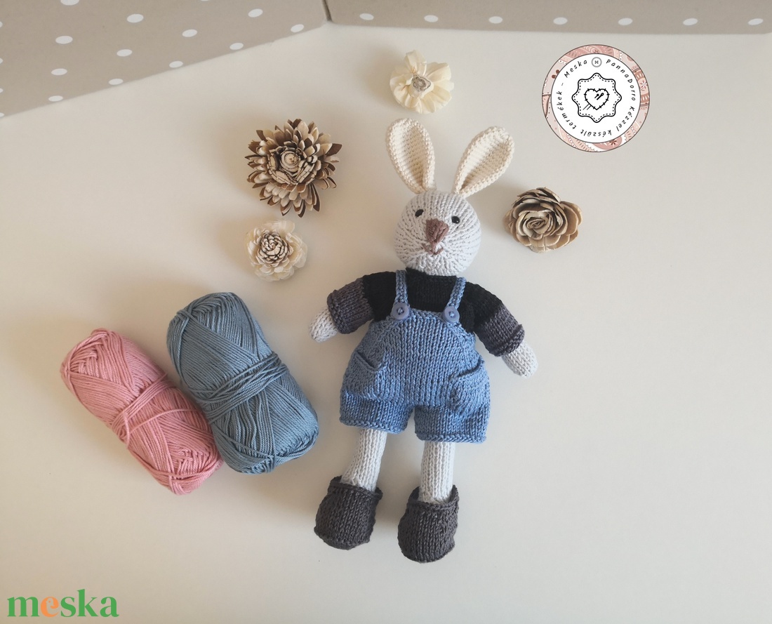 Nyuszi játékbaba, kötött amigurumi, öltöztethető fiú nyuszóka figura, kötött levehető nadrág, cipő, pulóverrel - játék & sport - baba & babaház - öltöztethető baba - Meska.hu