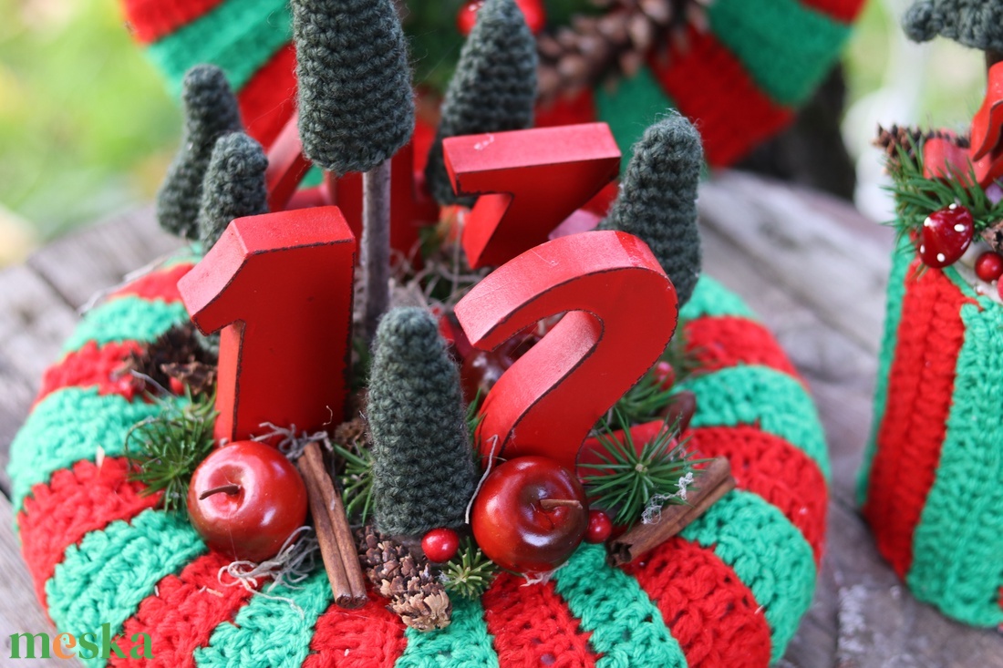 Klasszikus, horgolt egyedi adventi, karácsonyi asztaldísz, kopogtató dekoráció - karácsony - adventi díszek - adventi koszorú - Meska.hu