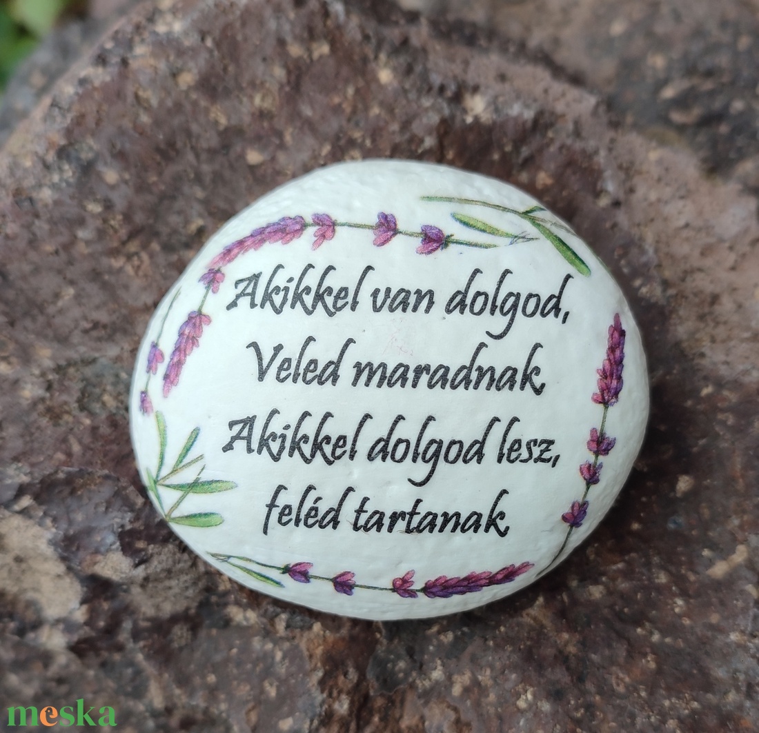 Akikkel van dolgod - motivációs kő levendulával. :-)  - otthon & életmód - dekoráció - asztal és polc dekoráció - kavics & kő - Meska.hu