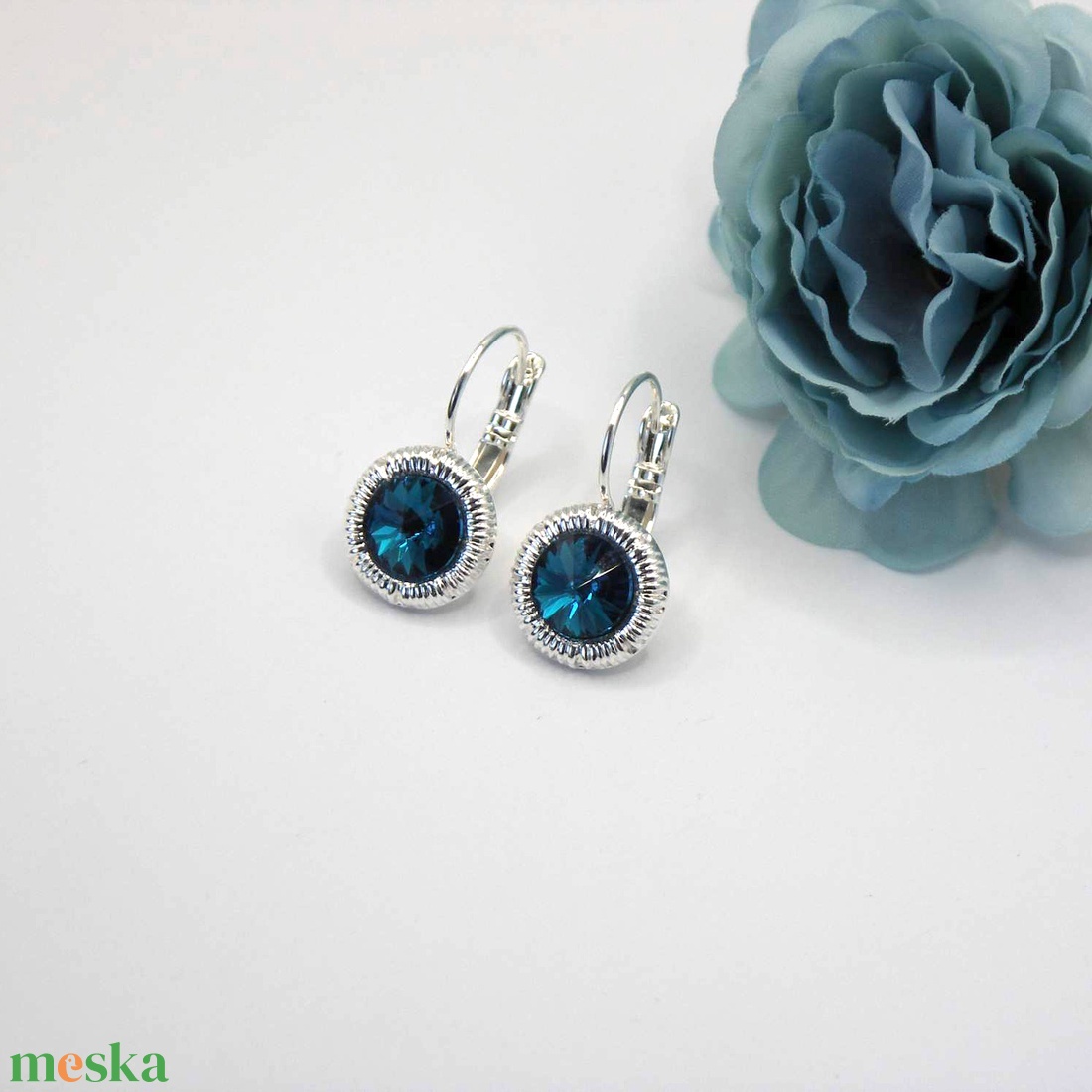 Sötétkék Swarovski kristályos, egyedi készítésú, csíkozott szélű, kerek fülbevaló  Blue Zircon - ékszer - fülbevaló - lógós kerek fülbevaló - Meska.hu