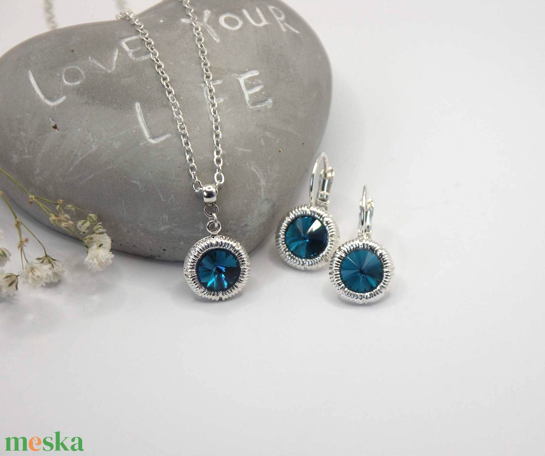 Sötétkék Swarovski kristályos, egyedi készítésú, csíkozott szélű, kerek fülbevaló  Blue Zircon - ékszer - fülbevaló - lógós kerek fülbevaló - Meska.hu