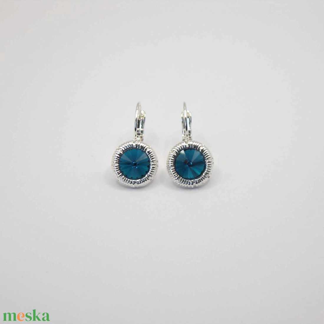 Sötétkék Swarovski kristályos, egyedi készítésú, csíkozott szélű, kerek fülbevaló  Blue Zircon - ékszer - fülbevaló - lógós kerek fülbevaló - Meska.hu