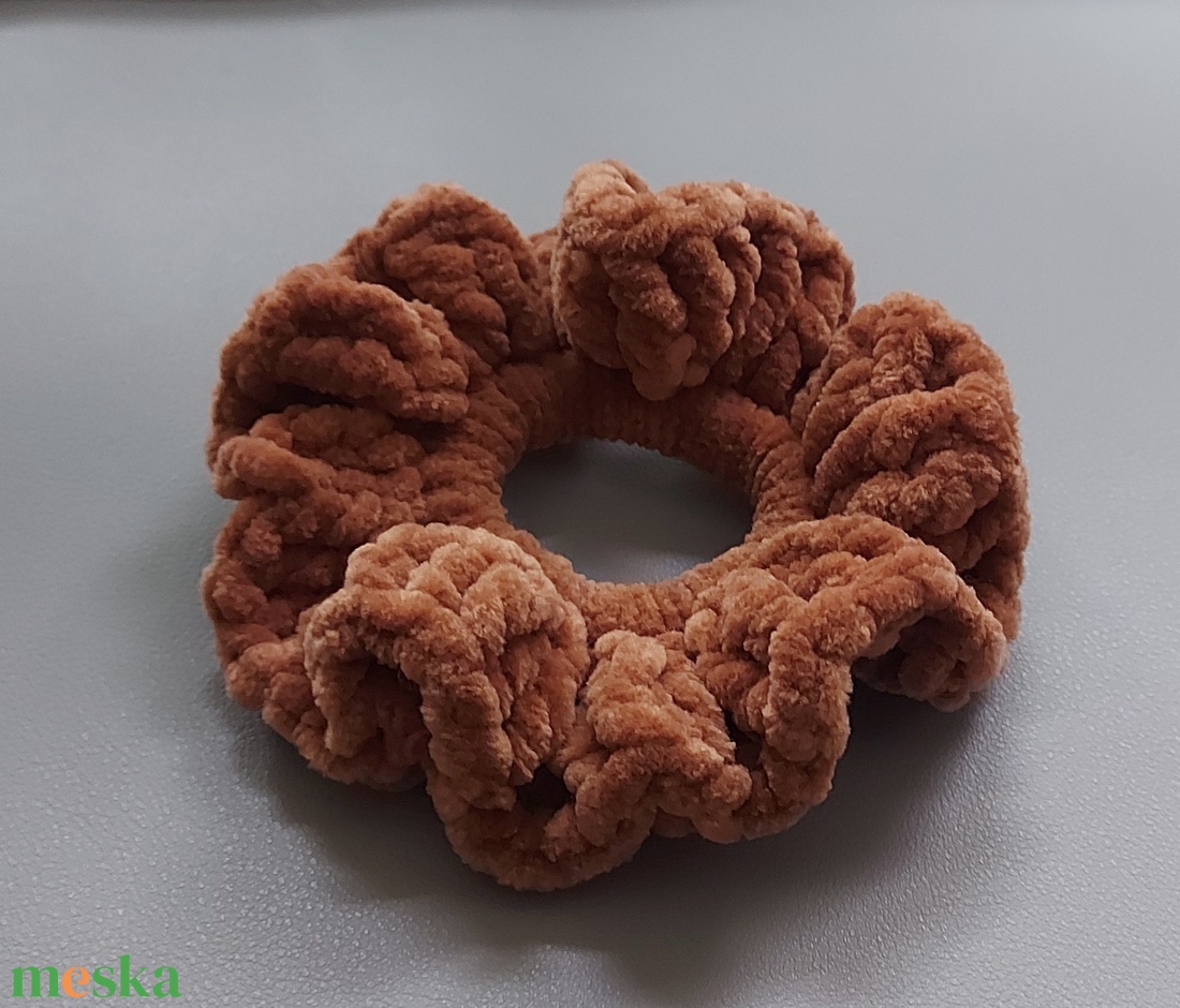 Horgolt hajgumi scrunchie - ruha & divat - hajdísz & hajcsat - hajgumi - Meska.hu