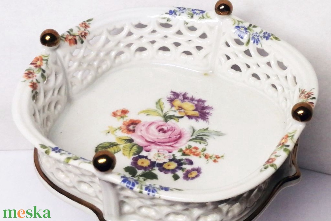 Áttört oldalú talpas festett porcelán cukorka kínáló Wallendorf  Németországból - otthon & életmód - konyhafelszerelés, tálalás - tálalás - kínálótál - Meska.hu