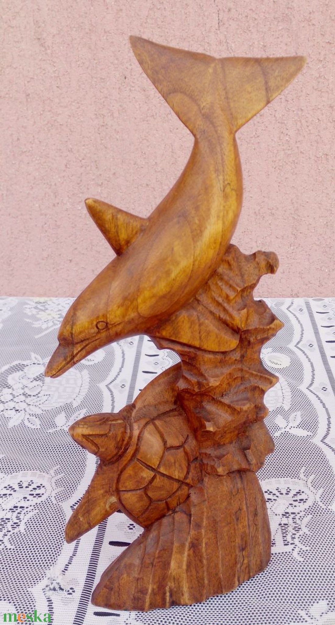 Faragott delfin teknőssel Indonéziából, egyedi kézműves munka. 30cm. - művészet - szobor - fa - Meska.hu