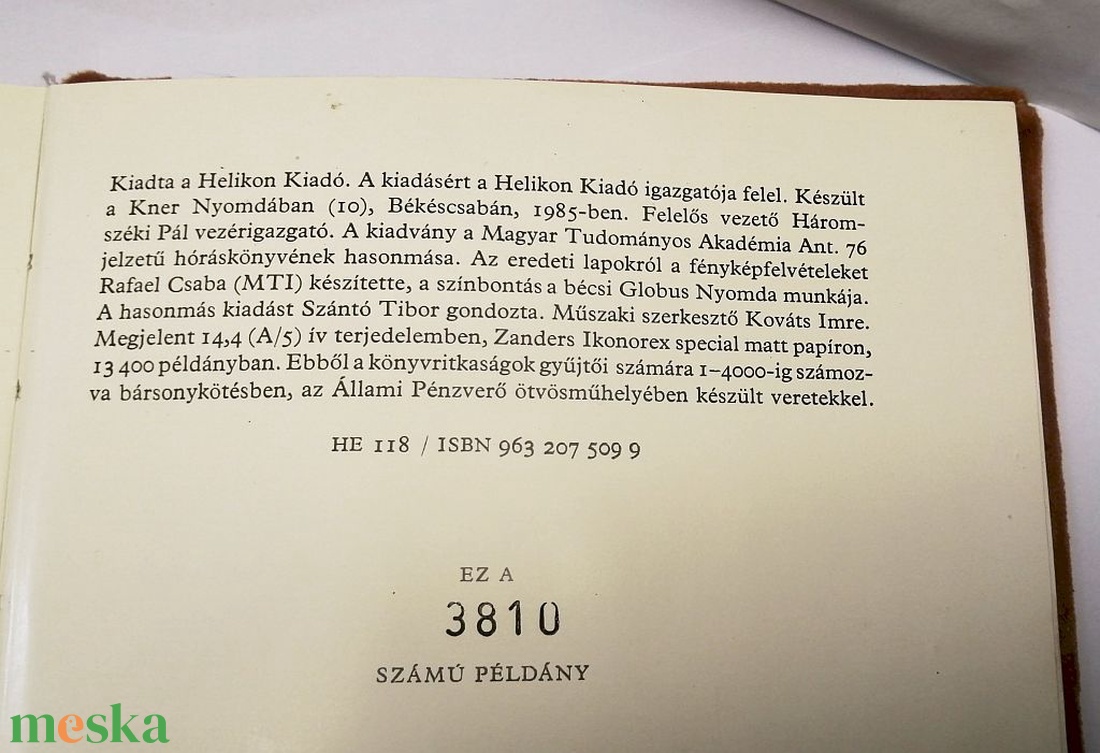 Bársony kötéses, ezüstözött veretekkel díszített Párizsi hórás könyv 1985 limitált széria - könyv & zene - könyv - Meska.hu