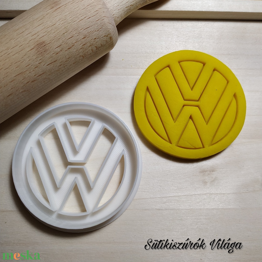 VW logo - süteménykiszúró forma, sütipecsét. Linzer, mézeskalács, keksz kiszúró - otthon & életmód - konyhafelszerelés, tálalás - sütés, főzés - sütikiszúró - Meska.hu