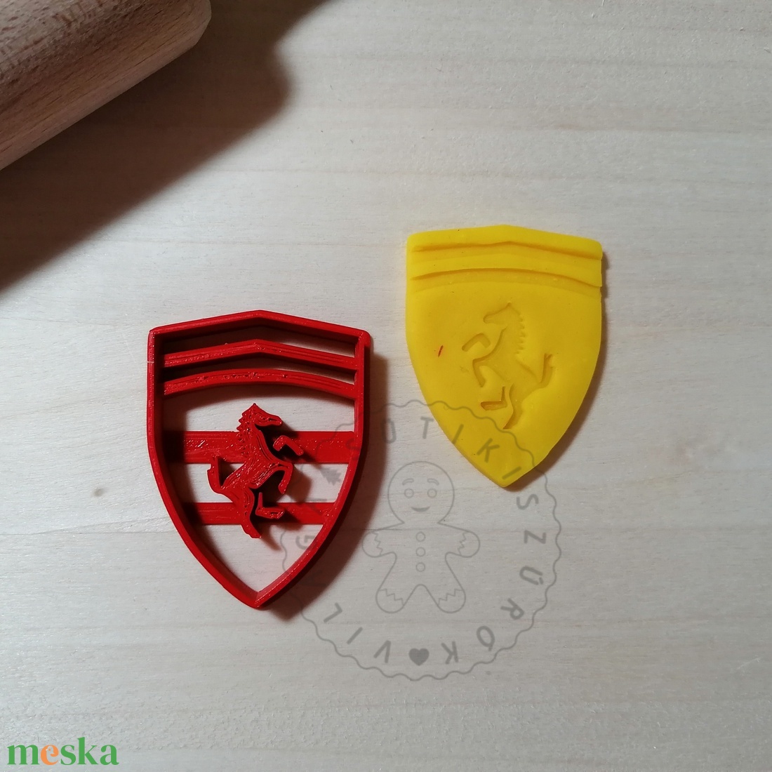 Ferrari logo- süteménykiszúró forma, sütipecsét. Linzer, mézeskalács, keksz kiszúró - otthon & életmód - konyhafelszerelés, tálalás - sütés, főzés - sütikiszúró - Meska.hu