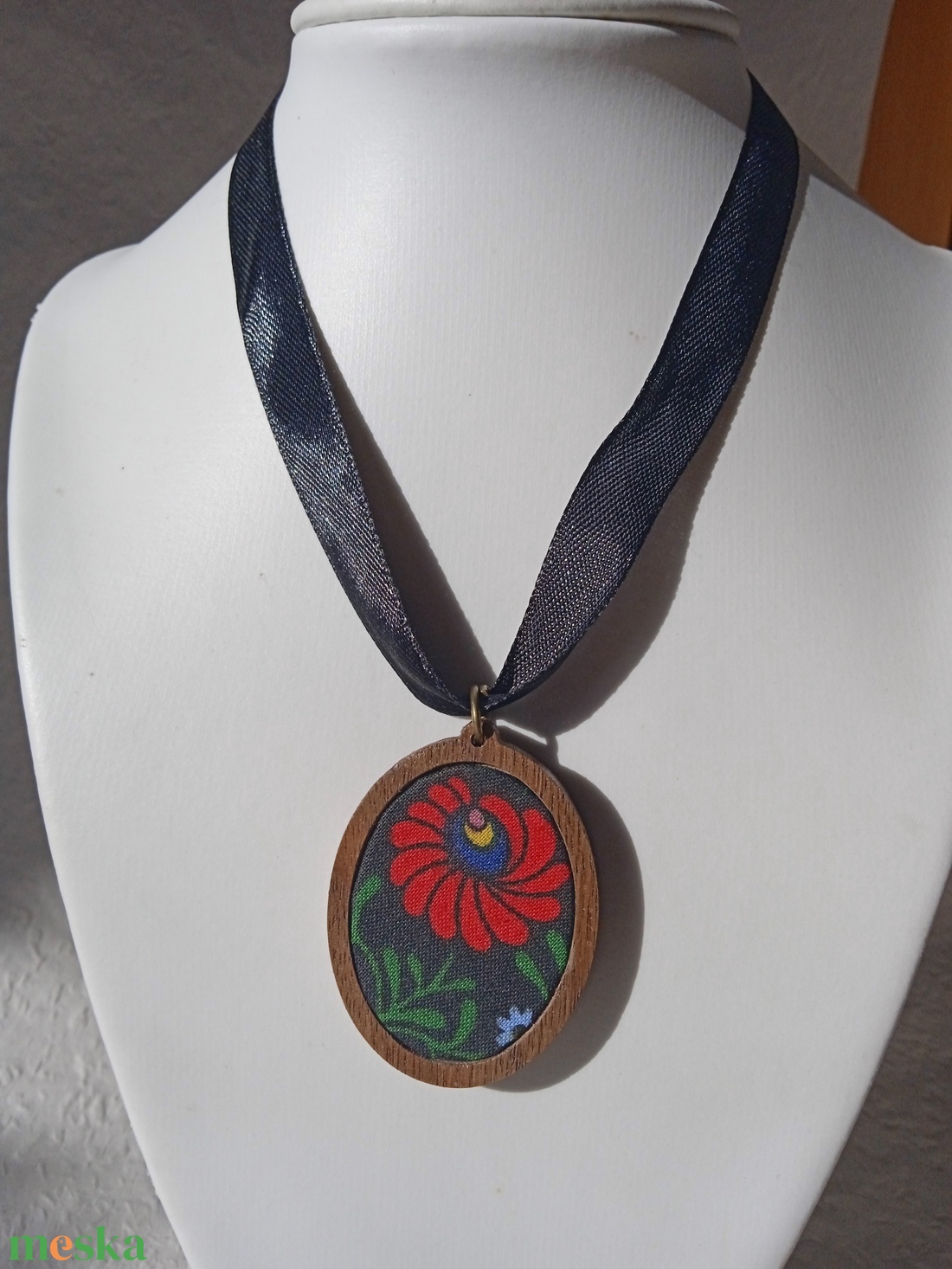 Fa ovális alakú matyó mintás nyaklánc,matyó ékszer,folklór textil ékszer,magyaros nyaklánc,Hungarian folk jewellery - ékszer - nyaklánc - hosszú nyaklánc - Meska.hu