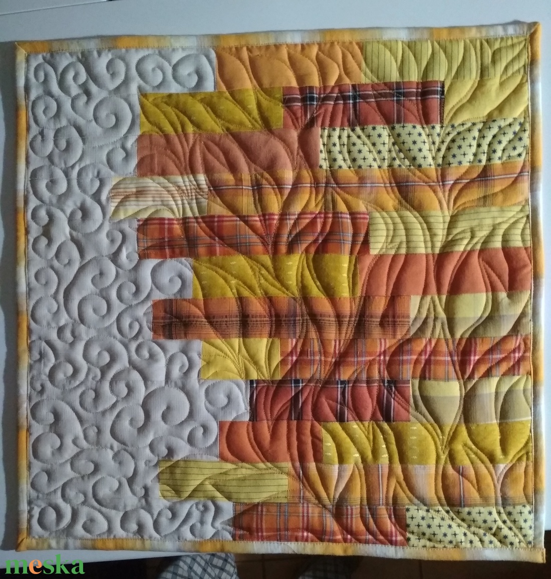 Krémfehér-sárga patchwork és quilt párnahuzat - otthon & életmód - lakástextil - párna & párnahuzat - Meska.hu