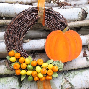 Őszi ajtódísz, kopogtató, Halloween lakásdekoráció, sütőtök, természetes nyírfaág koszorú, szalag tök narancssárga barna, Otthon & Életmód, Dekoráció, Halloween, Halloweeni ajtódíszek és ablakdíszek, Virágkötés, Festett tárgyak, MESKA