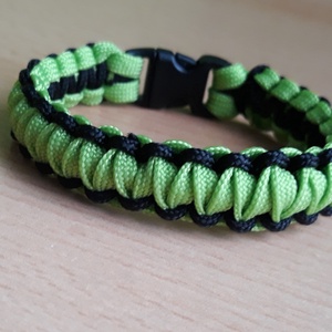 Zöld-fekete paracord karkötő - ékszer - karkötő - fonott karkötő - Meska.hu