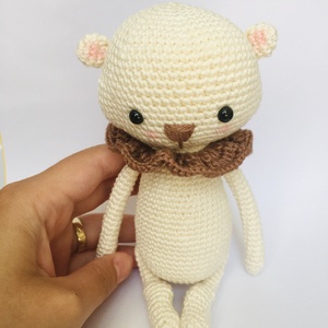 Horgolt fehér maci gallérral - Kedves mackó játék - Amigurumi maci figura - játék & sport - plüssállat & játékfigura - maci - Meska.hu