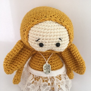 Horgolt amigurumi nyuszi csipke szoknyában sapkával és made with love nyaklánccal, Játék & Sport, Plüssállat & Játékfigura, Nyuszi, Horgolás, Varrás, MESKA