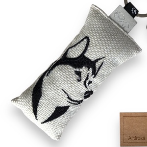 Husky kutya mintás, egyedi hímzett kulcstartó, Vintage kulcs medállal - Artiroka design - Meska.hu