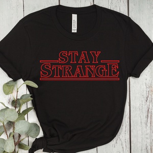 Stay Strange - Ajándék Ötlet Filmrajongóknak - Netflix Inspirációval Átitatott 'Stranger Things' Póló, Ruha & Divat, Női ruha, Póló, felső, , MESKA