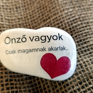 Önző vagyok csak magamnak akarlak...felirattal díszített festett kő Valentin nap alkalmából , Otthon & Életmód, Dekoráció, Asztal és polc dekoráció, Kavics & Kő, Decoupage, transzfer és szalvétatechnika, MESKA