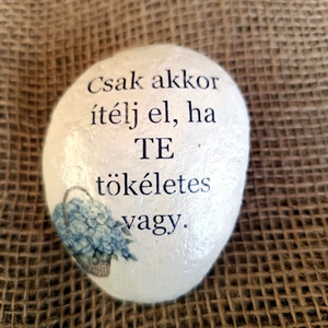 Csak akkor ítélj el,ha Te tökéletes vagy felirattal díszített festett kő. - otthon & életmód - dekoráció - asztal és polc dekoráció - kavics & kő - Meska.hu