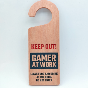 Ajtókilincs tábla Keep Out - Gamer At Work... felirattal, Otthon & Életmód, Dekoráció, Ajtó- és ablak dekoráció, Ajtótábla, Famegmunkálás, MESKA