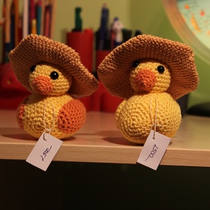 Kacsa kalapban amigurumi - játék & sport - plüssállat & játékfigura - madár - Meska.hu