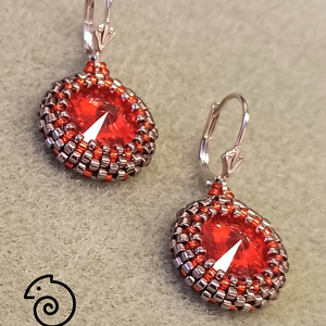 Red and Steel Eyes French earrings  piros-acél Swarovski kristályos, gyöngyfűzött fülbevaló, Ékszer, Fülbevaló, Lógós kerek fülbevaló, Ékszerkészítés, Gyöngyfűzés, gyöngyhímzés, MESKA