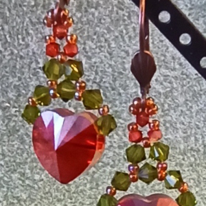 Swarovski Red Magma Heart and Olive Swarovski vörös kristály szív oliva zölddel gyöngyfűzött fülbevaló, Ékszer, Fülbevaló, Lógó fülbevaló, Ékszerkészítés, Gyöngyfűzés, gyöngyhímzés, MESKA