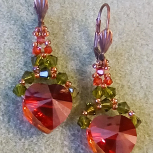 Swarovski Red Magma Heart and Olive Swarovski vörös kristály szív oliva zölddel gyöngyfűzött fülbevaló - ékszer - fülbevaló - lógó fülbevaló - Meska.hu