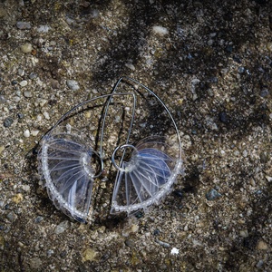 Fossil fülbevaló - áttetsző gyöngyökkel - ékszer - fülbevaló - lógó fülbevaló - Meska.hu