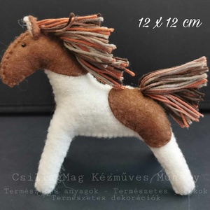 KISCSIKÓ TERMÉSZETES ANYAGOKBÓL (GYAPJÚFILC, GYAPJÚ) 12 X 12 CM GYAPJÚFILC LOVACSKA FILCJÁTÉK CSIKÓ TERMÉSZETESJÁTÉK, Játék & Sport, Plüssállat & Játékfigura, Ló, Baba-és bábkészítés, Varrás, MESKA