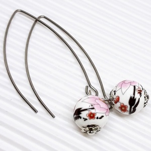 NEMESACÉL - Japán cseresznyevirág porcelán gyöngy fülbevaló stiftes bedugón, gyöngyékszer - ékszer - fülbevaló - lógó fülbevaló - Meska.hu