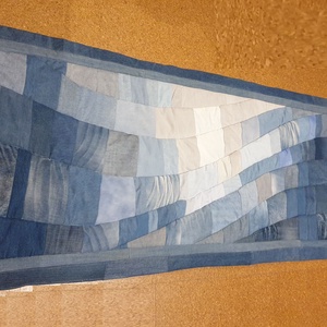 Falvédő, farmer patchwork, hullámvonalban, puha és vastag, 200 cm. Új, egyedi, kézműves termék - otthon & életmód - lakástextil - falvédő - Meska.hu