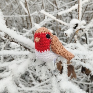 Amigurumi horgolt vörösbegy fém lábakkal, Otthon & Életmód, Dekoráció, Dísztárgy, Horgolás, Hímzés, MESKA