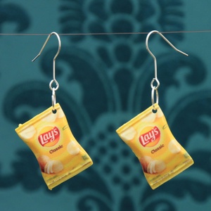 Beakasztós Lay's chips medálos fülbevaló - ékszer - fülbevaló - lógó fülbevaló - Meska.hu