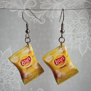 Beakasztós Lay's chips medálos fülbevaló - ékszer - fülbevaló - lógó fülbevaló - Meska.hu