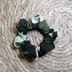 Terepmintás scrunchie - textil hajgumi - ruha & divat - hajdísz & hajcsat - hajgumi - Meska.hu