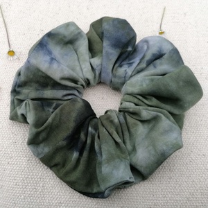 Batikolt scrunchie - textil hajgumi, Ruha & Divat, Hajdísz & Hajcsat, Hajgumi, Varrás, Újrahasznosított alapanyagból készült termékek, MESKA