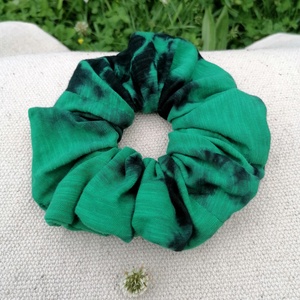 Batikolt scrunchie - textil hajgumi, Ruha & Divat, Hajdísz & Hajcsat, Hajgumi, Varrás, Újrahasznosított alapanyagból készült termékek, MESKA