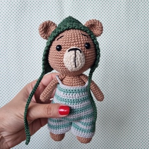 Horgolt maci zöld sapkában amigurumi - játék & sport - plüssállat & játékfigura - maci - Meska.hu