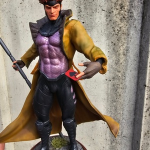 Gambit X-Men szobor, resin 3d nyomtatott, 12k felbontással, kézzel festve - otthon & életmód - dekoráció - asztal és polc dekoráció - könyvszobor - Meska.hu